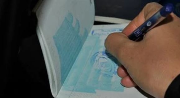 ضبط مزور إصدار تأشيرات سفر مقلدة بحوزته خاتم شعار الجمهورية