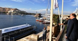 عطية يرأس اجتماع اللجنة العليا للسياحة بالأتوبيس النهرى بعد تجديده بأسوان