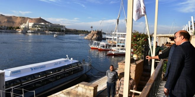 عطية يرأس اجتماع اللجنة العليا للسياحة بالأتوبيس النهرى بعد تجديده بأسوان