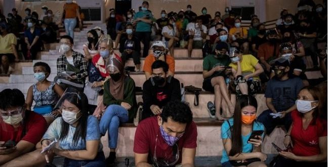 الفلبين تلغي رحلات آلاف المسافرين بسبب انقطاع الاتصالات في سنتر مزدحم