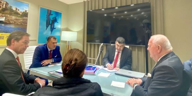 وزير السياحة يستعرض فرص الاستثمار بمصر في ختام زيارته للعاصمة الإسبانية