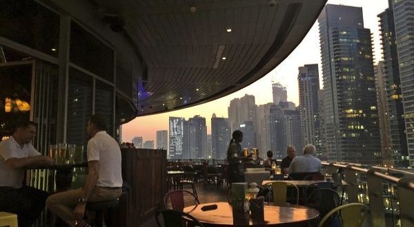 دبي تلغي جميع الضرائب على الخمور وتراخيص المشروبات الكحولية مجانية