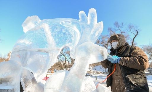 ختام مسابقة النحت على الجليد بمدينة هاربين الصينية بمشاركة 12 فريقًا