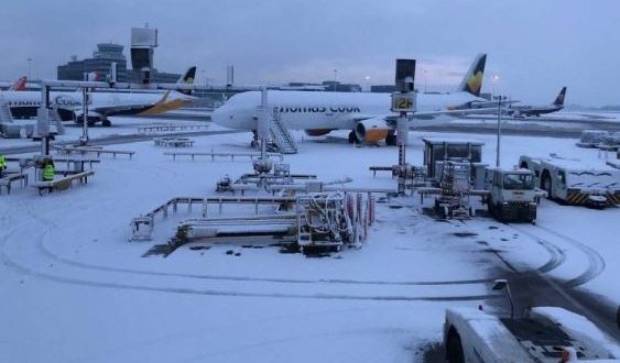 مطار مانشستر يغلق مدرجيه بشكل مؤقت بسبب التساقط الكثيف للثلوج