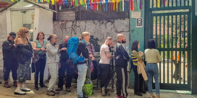 سلطات بيرو تجلي 400 سائح تقطعت بهم السبل في منطقة ماتشو بيتشو