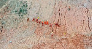 فريق نسائي يطور أخطر طريق بمحافظة دونغلان الصينية