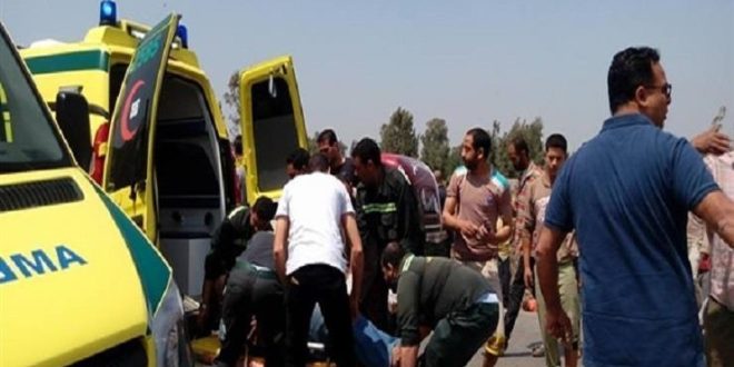 مصرع 4 وإصابة 18 في تصادم بين مايكروباص وسيارة بالطريق الصحراوي