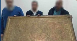 شرطة السياحة والآثار تضبط 3 أشخاص لقيامهم بالترويج للوحة أثرية من النحاس