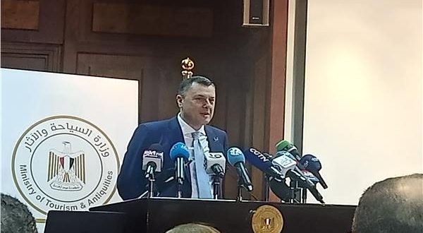 وزير السياحة يعلن الموافقة على لائحة قانون 8 التنفيذية للمنشآت الفندقية