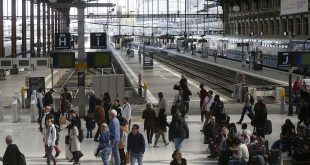 النقابات العمالية الفرنسية تحذر من إضراب في السفر الجوي والسكك الحديدية