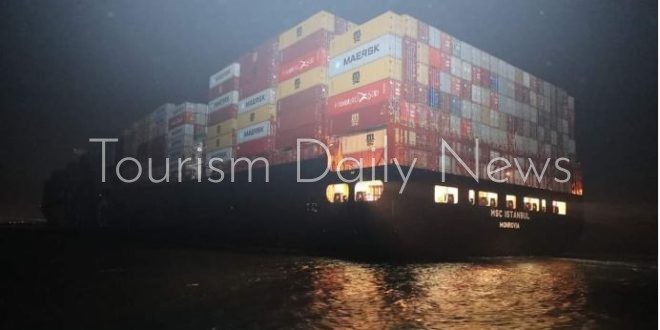 تعويم سفينة الحاويات msc بعد جنوحها بقنا السويس
