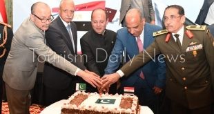 وزير قطاع الأعمال يشهد احتفالية السفارة الباكستانية بالعيد الوطني