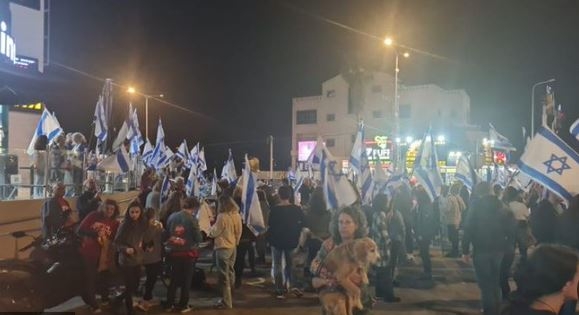 عاصفة قوية تضرب كاليفورنيا تجبر الآلاف على مغادرة منازلهم ومقتل شخصين