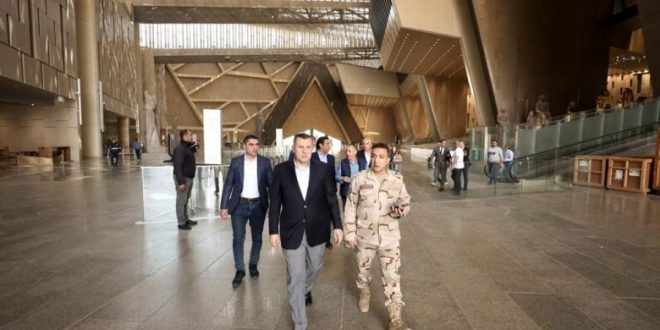 وزير السياحة والآثار يبدأ جولة في المتحف الكبير للاطمئنان غلى تمثال رمسيس