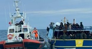 خفر السواحل الإيطالي يحاول إنقاذ 1200 مهاجر على سفينتين بالبحر المتوسط