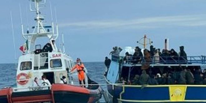 خفر السواحل الإيطالي يحاول إنقاذ 1200 مهاجر على سفينتين بالبحر المتوسط
