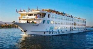 باخرة سياحية ترسو في بني سويف خلال رحلتها بين القاهرة وأسوان