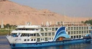 باخرة سياحية ترسو في بني سويف خلال رحلتها بين أسوان والقاهرة