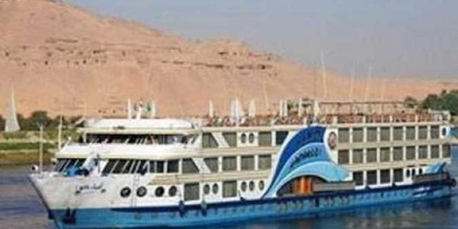باخرة سياحية ترسو في بني سويف خلال رحلتها بين أسوان والقاهرة
