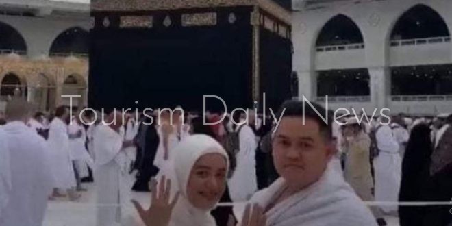 وسط المعتمرين : عروسان اندونيسيان يعقدان قرانهما داخل الحرم المكي