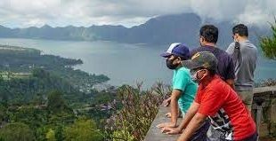 ركوب أمواج ومصاطب وحياة ليلية .. إندونيسيا تدرس فرض ضريبة على السياح