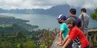 ركوب أمواج ومصاطب وحياة ليلية .. إندونيسيا تدرس فرض ضريبة على السياح