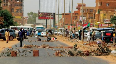 انقطاع التيار الكهربائي على معظم مناطق الخرطوم وإغلاق الشوارع الكبرى