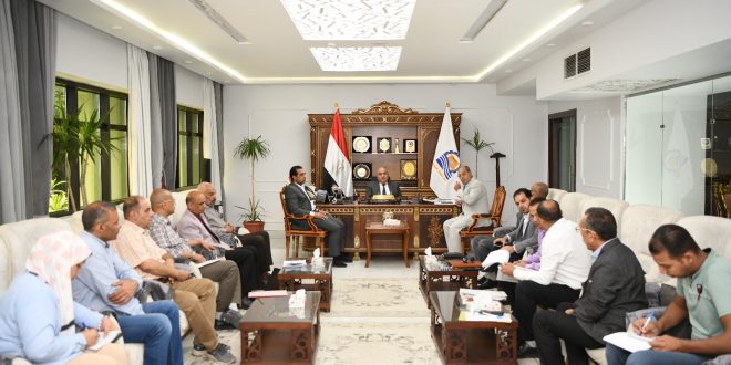 محافظ قنا يبحث معطيات المثلث الذهبي .. زيادة الإستثمارات والموارد