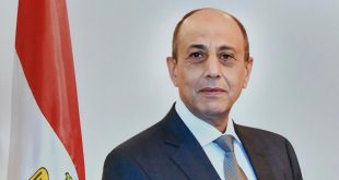 الفريق محمد عباس وزير الطيران المدني