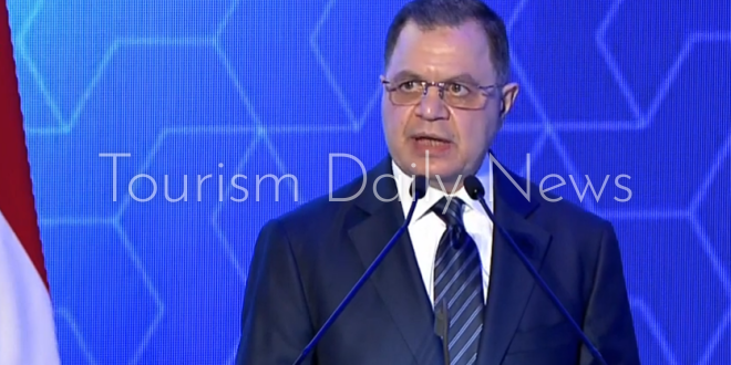 وزير الداخلية اللواء محمود توفيق