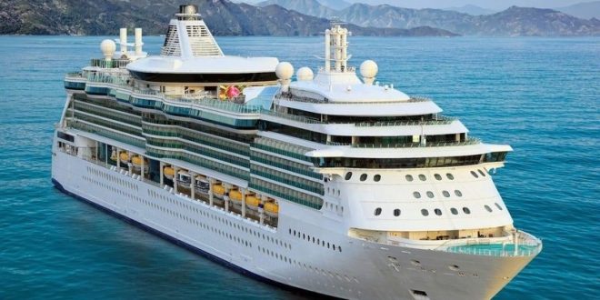 باخرة سياحية ترسو في بني سويف خلال رحلتها بين أسوان والقاهرة