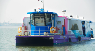 أسطول من العبارات بألوان زاهية .. التجول في “مترو الأنفاق” بالمياه