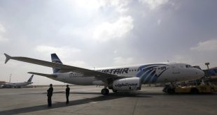 فحص طائرة مصر للطيران بعد انفجار أحد اطاراتها أثناء الهبوط بمطار جدة
