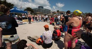 ابتسامة حماسية كبيرة في حديقة ستيوارت باركين الصغيرة بإنجلترا