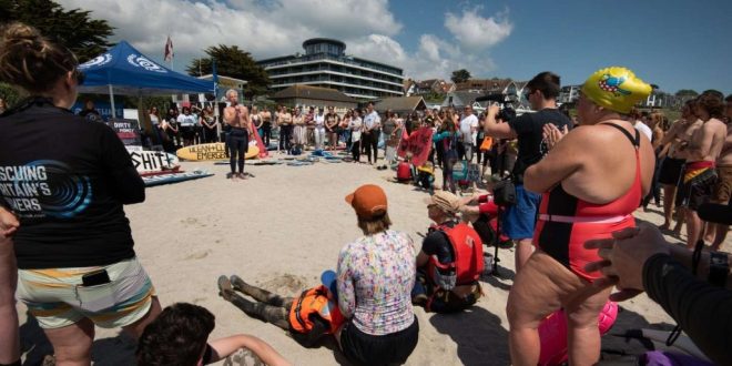 ابتسامة حماسية كبيرة في حديقة ستيوارت باركين الصغيرة بإنجلترا