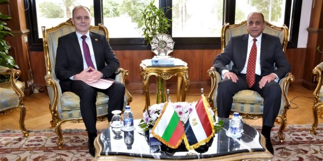 وزير الطيران يلتقي سفير بلغاريا لاستعراض التعاون فى مجال النقل الجوى