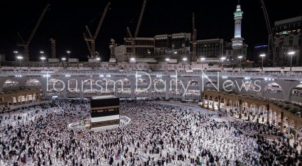 أعداد الحجاج تقترب من مستويات ما قبل كورونا .. وصول مئات آلاف لمكة اليوم