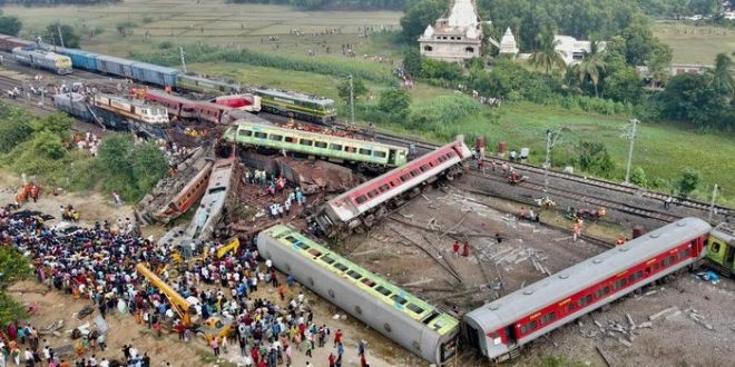 حصيلة ضحايا اصطدام ثلاثة قطارات في الهند ترتفع إلى 288 قتيلاً