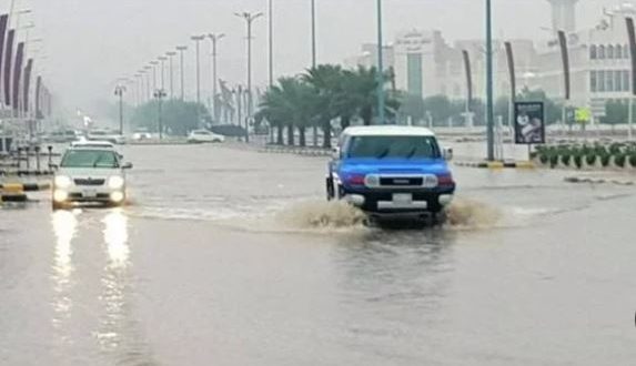 استمرار هطول الأمطار الرعدية تؤدي إلى جريان السيول في السعودية