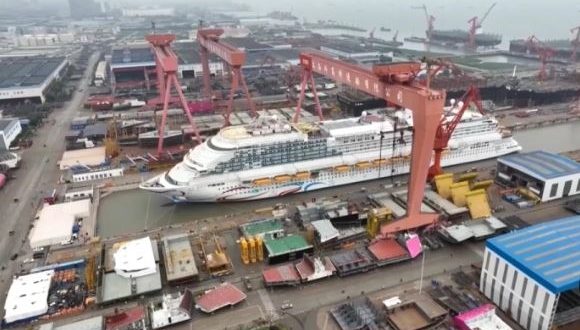 بدء تعويم أول سفينة سياحية كبيرة محلية الصنع في الصين "Adora Magic City"