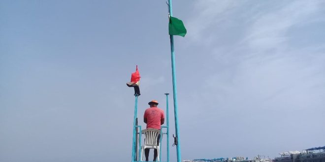 مصايف الإسكندرية ترفع الرايات الخضراء على الشواطئ وهدوء تام فى حركة البحر