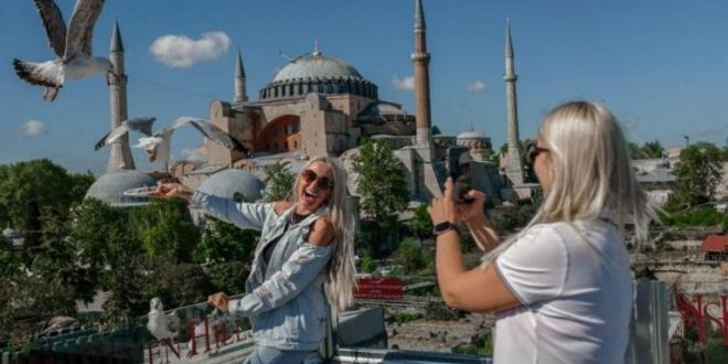 تركيا تعلن استهداف 56 مليار دولار من عائدات السياحة هذا العام