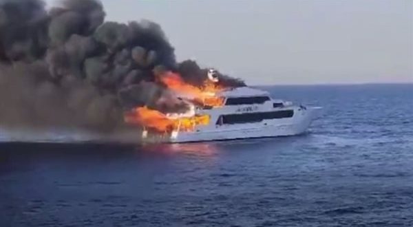 محافظ البحر الأحمر يشكل لجنة لتحديد أسباب احتراق اللنش السياحي بمرسى علم