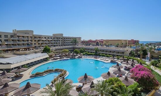 مصر : أسعار الفنادق والمنتجعات السياحية ترتفع بساحلي البحر الأحمر والمتوسط