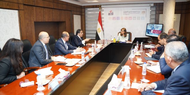 هالة السعيد تتابع العمل بمراكز خدمات مصر والتوسع في "التكنولوجية المتنقلة"