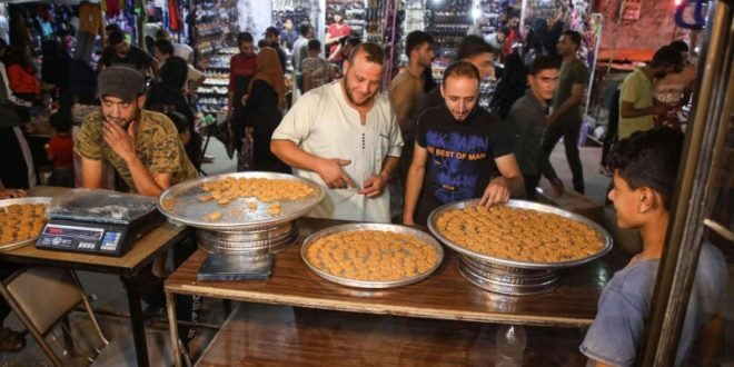 طقوس احتفالية السوريات يصنعن حلويات عيد الأضحى في البيت