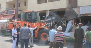 الجزار يزيل مخالفات قرية سياحية في الساحل الشمالي