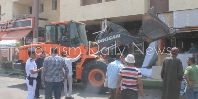 الجزار يزيل مخالفات قرية سياحية في الساحل الشمالي