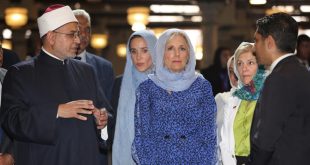 جيل بايدن تختم زيارتها إلى القاهرة وتقلتقط الصور التذكارية في الجامع الأزهر