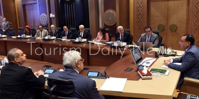 مدبولي يتابع موقف توافر الأدوية والمستلزمات الطبية للقطاع الصحي